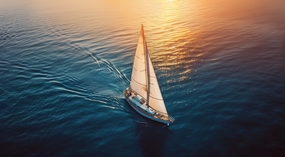 日暮黄昏落日余晖大海白色帆船图片